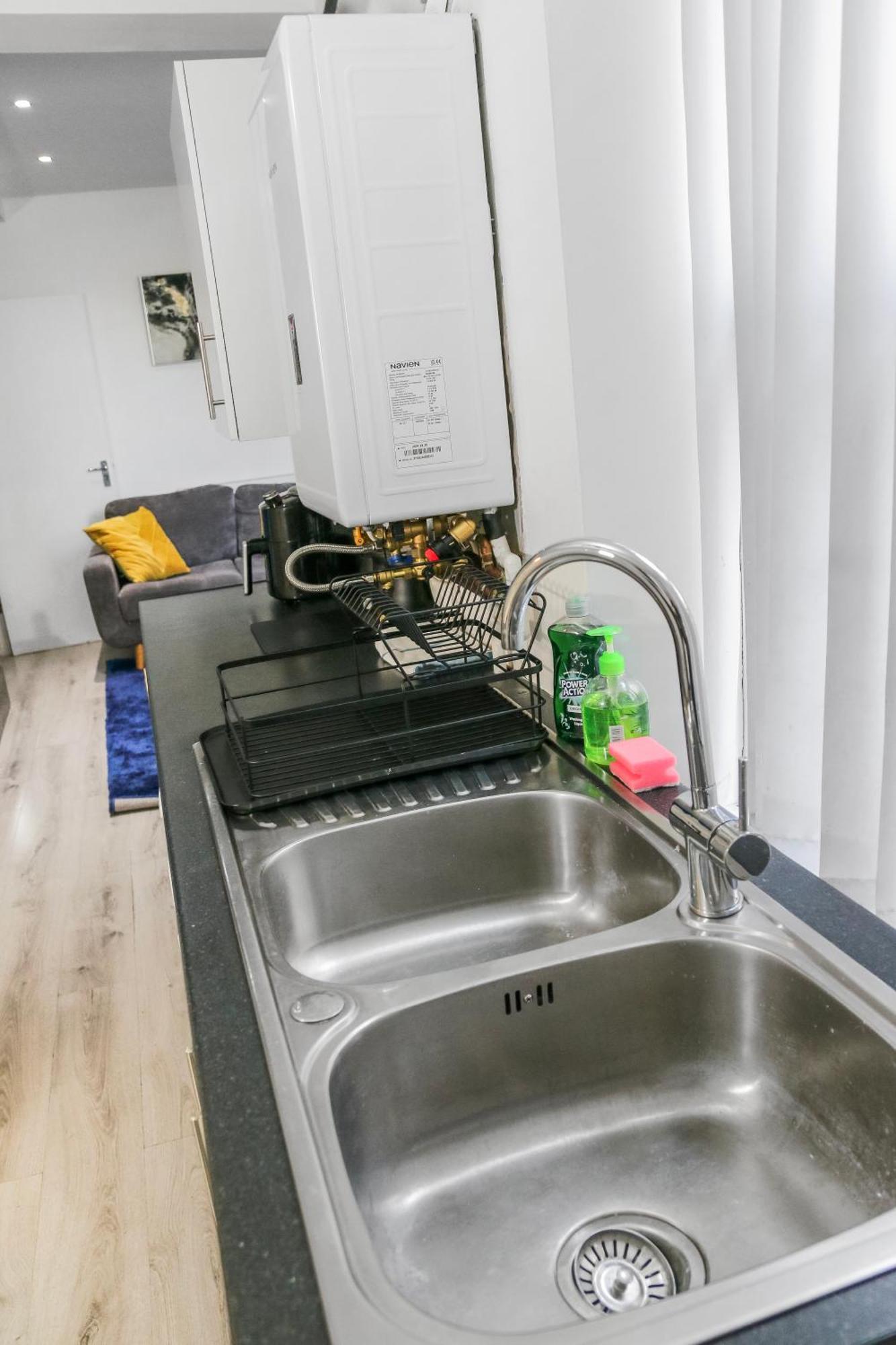 Entire For Large Groups, Families, Contractors Holiday home Liverpool